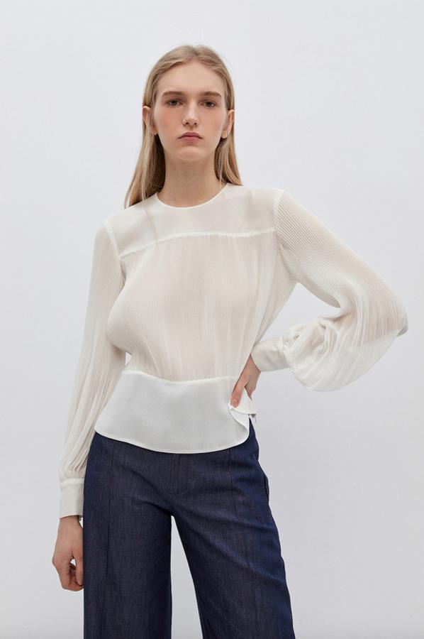 Uno de nuestros favoritas, que no vamos a dejar de ponernos, es este cuerpo plisado con cuello caja de Sfera que de 25,99 euros ha pasado a costar 19,99 euros y está disponible en las tallas M y L.