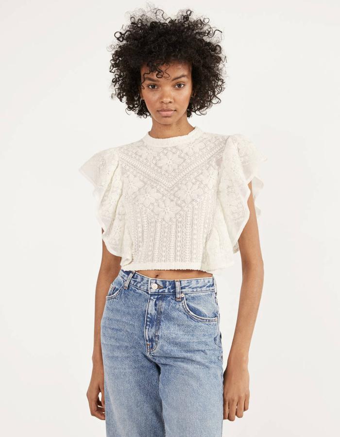 El bordado suizo también se ha colado con fuerza en las colecciones veraniegas y en esta blusa con volantes en las mangas nos parece ideal. Tiene  un precio de 25,99 euros  y está disponible entre las tallas XS y L.