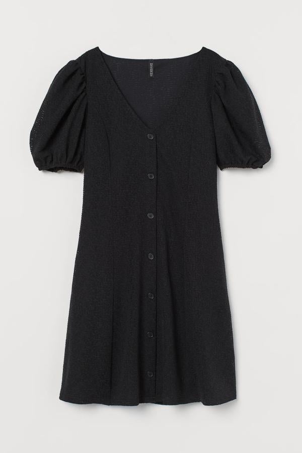 En punto con diseño jacquard, este modelo corto viene con escote de pico, botones decorativos delante y mangas cortas abullonadas con puños elásticos. De 19,99 euros ha pasado a costar 5,99 euros y está disponible entre las tallas XXS y M, aunque la última se está agotando.