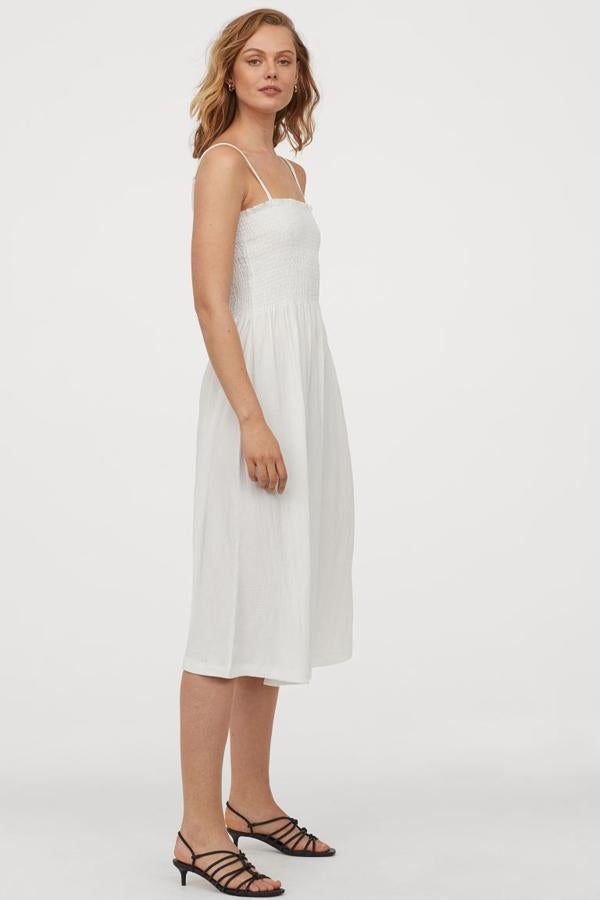 Si a estas alturas de la temporada todavía buscas un vestido blanco, este con cuerpo fruncido con ribete de volante, falda evasé con suave caída y tejido arrugado es una propuesta excelente. Y si además ha pasado de 14,99 euros a 6,99 euros ya es irresistible. Está disponible entre las tallas XS y XXL.