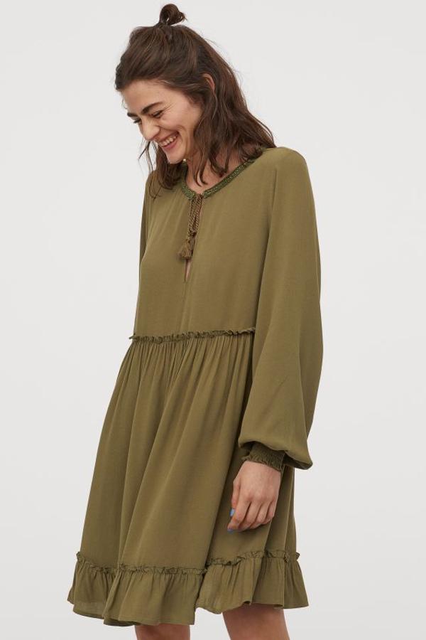 Con cuello redondo con ribete bordado decorativo y abertura de pico con cordones delante, este vestido en color caqui viene con manga larga con puños fruncidos y costura fruncida en la cintura con ribete de volante y volante también en el bajo. De 29,99 euros ha pasado a 7,99 euros y está disponible entre las tallas XS y XL.