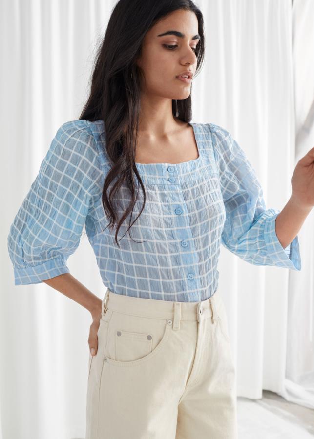 Blusa azul con líneas blanas, de escote cuadrado, de las rebajas de verano de & Other Stories. Su precio rebajada es de 35 euros, antes costaba 59.