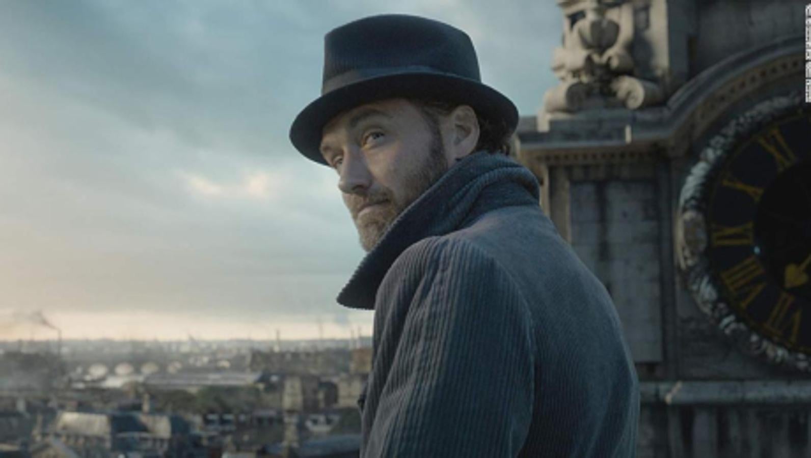 En estos días, JK Rowling ha caído en desgracia por ciertos comentarios tránsfobos… Pero no está mal recordar que Dumbledore, el director del colegio Hogwarts al que acuden Harry Potter y compañía, es homosexual y su archienemigo, el malvado Grindewald, un antiguo novio.