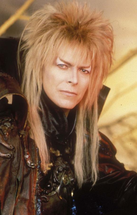 Vale, su ambigüedad sexual era deliberada; pero, sin duda, provocó más de una salida del armario. De entre sus muchas encarnaciones, nos quedamos con la de Jareth, el rey (de pantalones ajustados) de los goblins en la película Dentro del Laberinto.