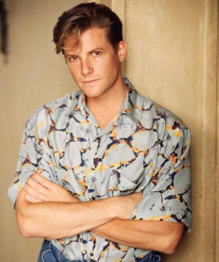 Doug Savant tuvo que ocultar su orientación sexual durante la emisión de Melrose Place: era heterosexual. Pero no quería romper el corazón de los fans de uno de los pocos personajes homosexuales de la televisión generalista. Abrazó la causa pro-derechos LGTBI y fue portavoz de manifestaciones y protestas. El karma se lo devolvió con otro personaje de éxito, en Mujeres desesperadas.