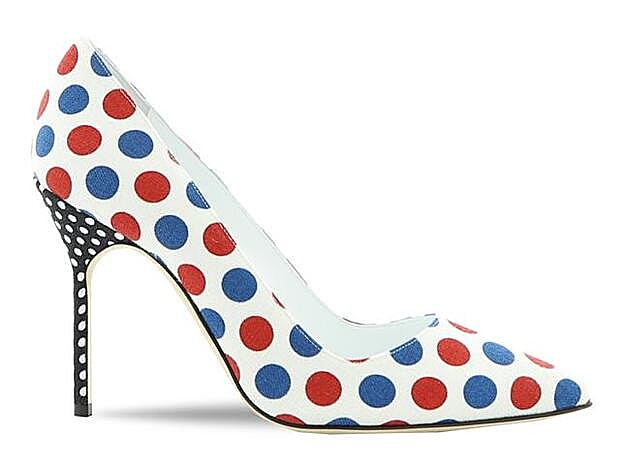 Salones BB de lino con estampado de lunares, de Manolo Blahnik (615 €).