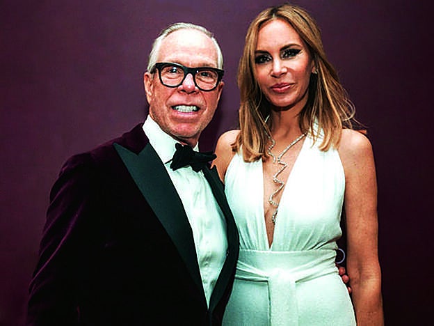 Junto a su mujer, Dee Hilfiger.