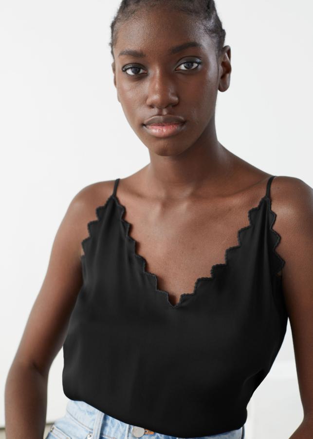 Top lencero negro, de las rebajas de verano de & Other Stories. Su precio en rebajas es de 29 euros, antes eran 49.