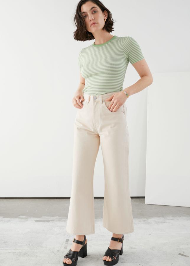 Vaqueros de verano de corte flare y cintura alta, de las rebajas de verano de & Other Stories. Cuestan 45 euros en rebajas; en temporada eran 69.