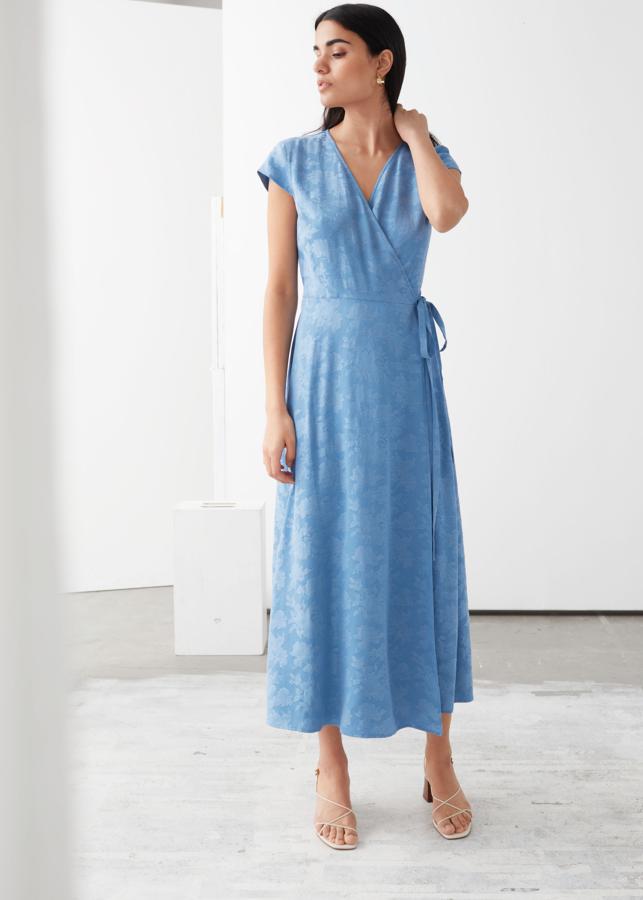 Vestido satinado de jacquard en color azul, de las rebajas de verano de & Other Stories. Rebajado cuesta 59 euros y antes de las rebajas, 99.