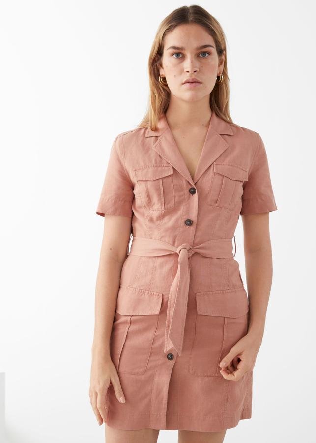 Vestido de lino de diseño worker en color rosa empolvado, de las rebajas de verano de & Other Stories. Cuesta 62 euros en rebajas, en temporada eran 89.