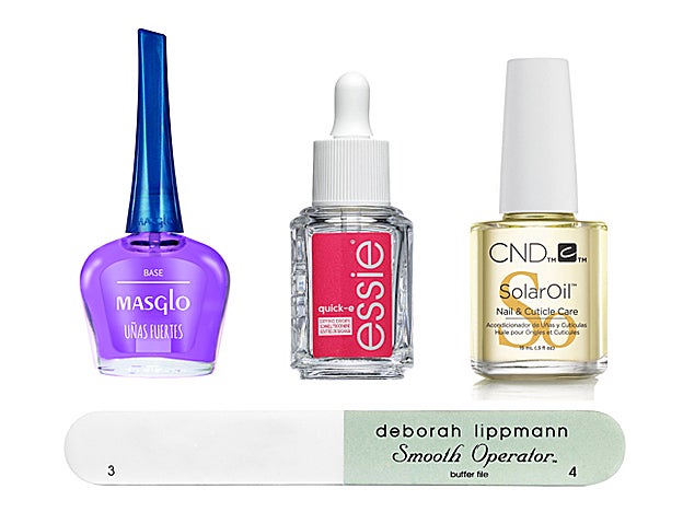 Base Uñas Fuertes con Metionina de Masglo (10 €). Top coat de secado rápido que prolonga la duración de a manicura Quick-e de Essie (12,95 €). Aceite para cutículas Solar Oil de CND (17,54 €). Lima Smooth Operator 4-Way Nail Buffer de Deborah Lippmann (15 €).
