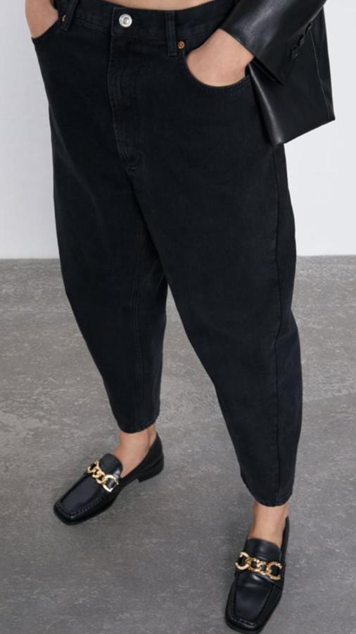 Vaqueros de corte globo, que se ajustan a la altura del tobillo, de los Special Prices de Zara (15,99 euros).