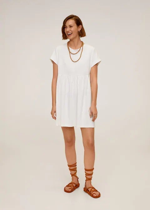 Vestido mini fluido en color blanco de Mango. Ideal para combinar con todas las sandalias de tu armario. (12,99 euros).