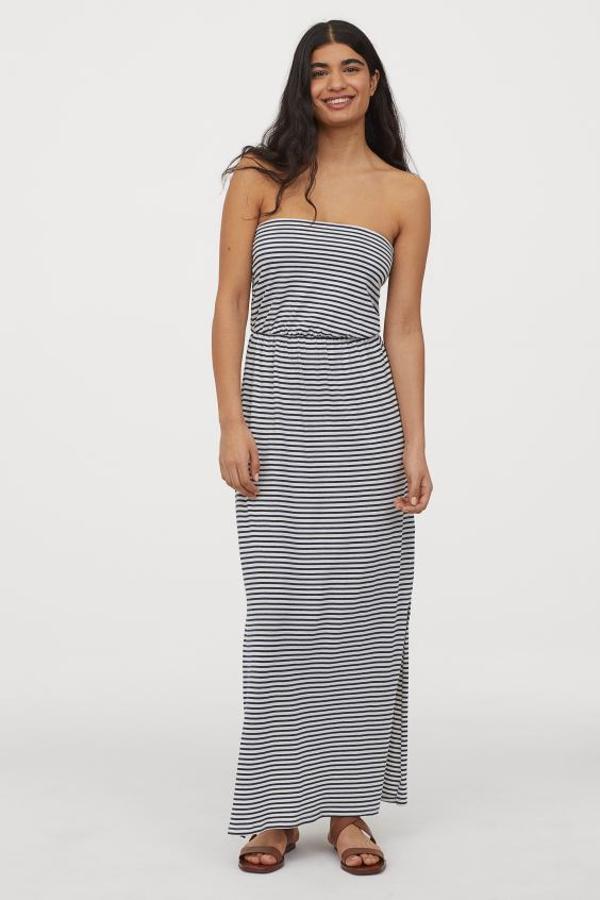 Con costura elástica en la cintura y aberturas laterales, este vestido largo de punto de rayas horizontales es de H&M y viene con top integrado con elástico en la parte superior. Está rebajado y de 14,99 euros ha pasado a costar 6,99 euros. Disponible entre las tallas XXS y XXL.