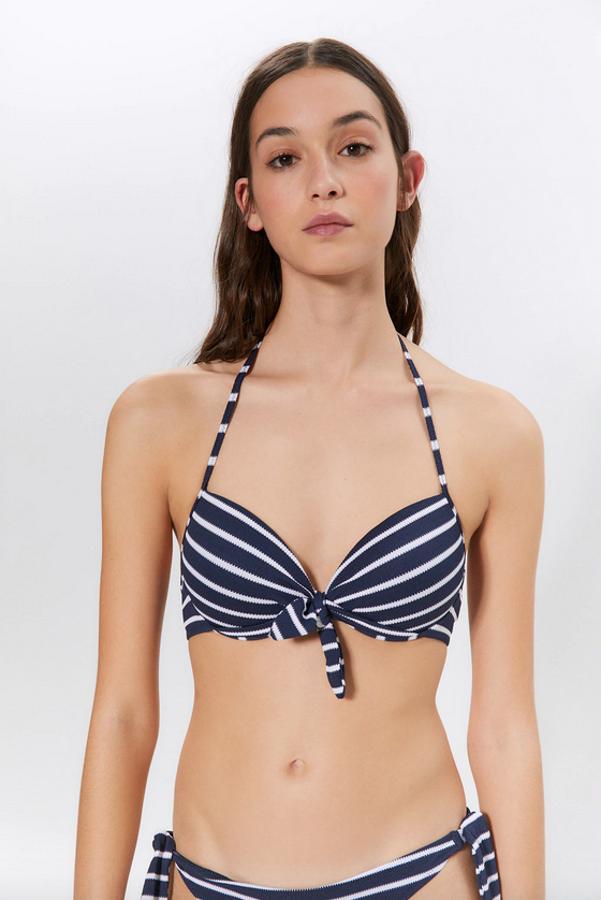 En las rebajas de Sfera también hemos encontrado este bonito top de bikini con estampado de rayas y cierre trasero. De 13,99 euros ha pasado a costar 11,15 euros y está disponible en las tallas S, M y L.