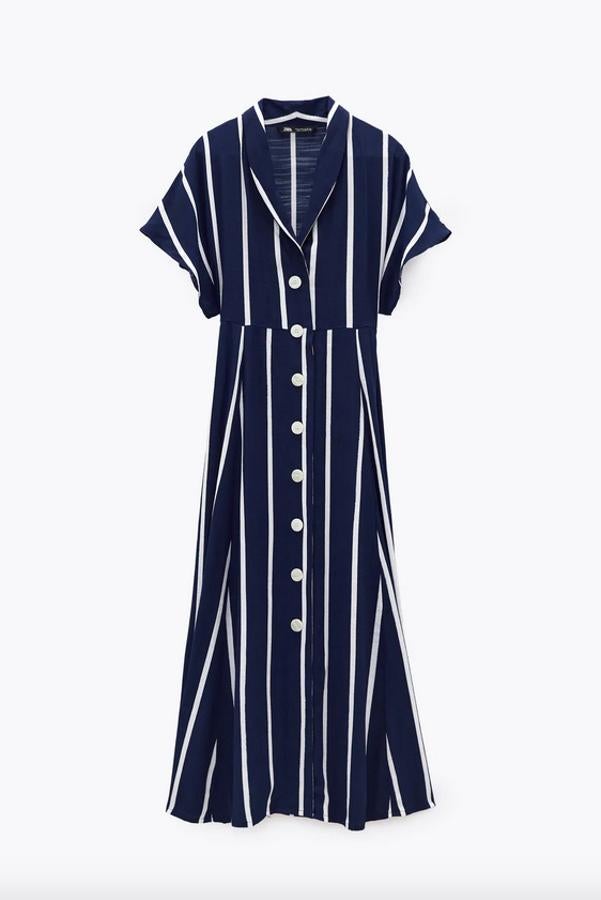 Este vestido midi confeccionado con viscosa sostenible es, además de muy marinero, muy elegante. Con escote de pico cruzado con solapa y manga corta, tiene el cierre delantero con botones en color blanco y cuesta 39,95 euros. Está disponible entre las tallas XS y XXL.