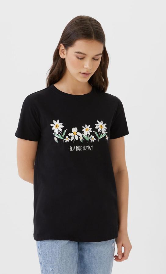 Las margaritas son uno de los estampados tendencia de la temporada, y en esta camiseta de Stradivarius llegan acompañadas de un contundente “ser un buen humano”. Con un precio de 5,99 euros, está disponible en las tallas XS, M y L, aunque la primera se está agotando.