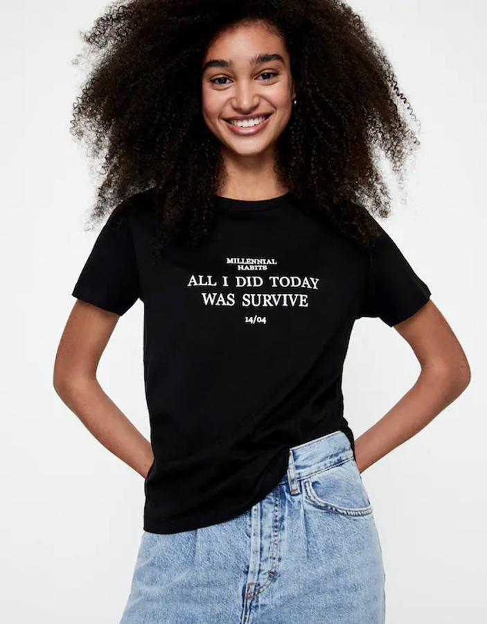 “Todo lo que he hecho hoy es sobrevivir” es el contundenteme mensaje de esta camiseta en color negro de Pull&Bear que cuesta 4,99 euros y está disponible entre las tallas XS y XL.