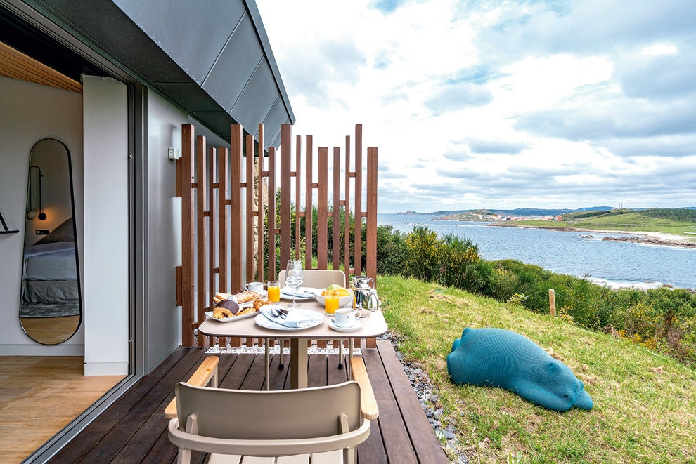Aunque se inaugura el 25 de junio, ya hay lista de espera y no solo por la hospitalidad (seña de Paradores), también por la respetuosa arquitectura de Alfonso Penela, integrada en las verdes terrazas de una ladera en la Playa de Lourido.