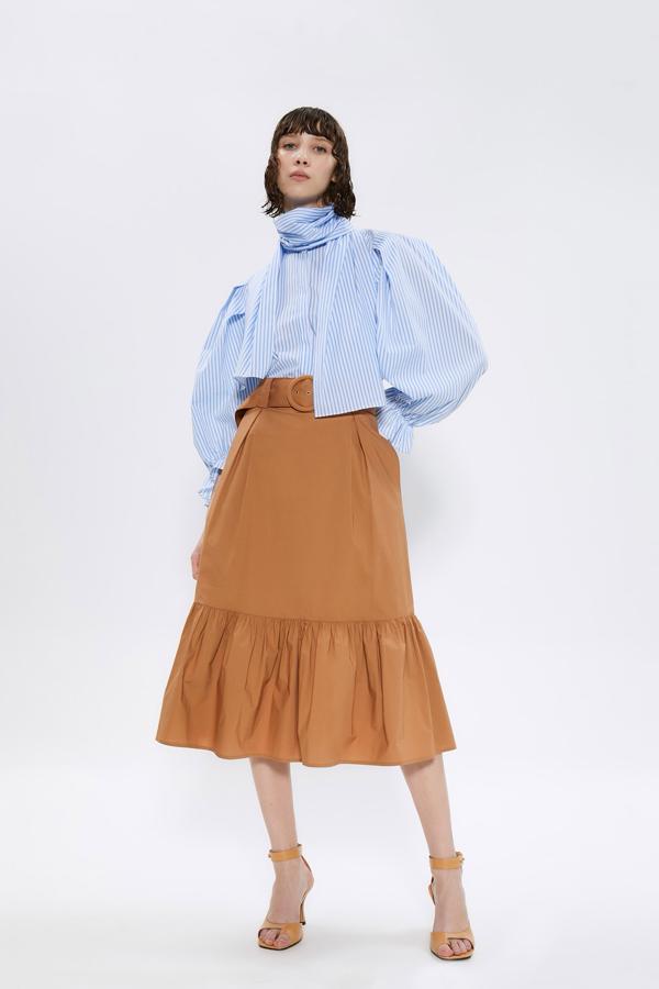 Falda de las rebajas de Sfera, con un solo volante en el bajo de tamaño maxi y cinturón a juego (19,99 €).