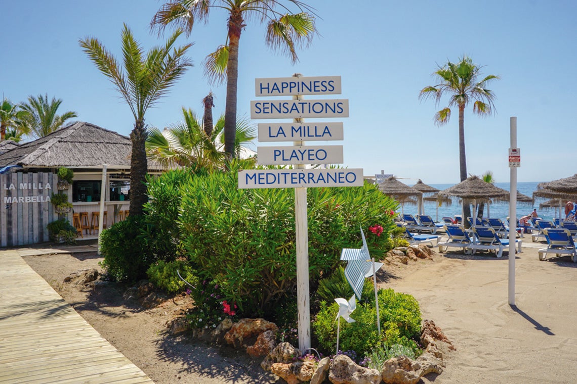 Ha sido elegido como mejor chiringuito de Málaga en 2019 por su propia Academia de Gastronomía, pero es, en realidad, el restaurante de lujo que sugiere su nombre. Una cocina de mercado orquestada por el chef ejecutivo Luis Miguel Menor, que resume lo mejor de todo el Mediterráneo (ostras francesas incluidas) y lo fusiona con la tradición andaluza (desde quisquillas o ventresca de atún de almadraba a espetos de sardinas pero también de lubina salvaje). Y a solo 20 metros de la orilla del mar.
