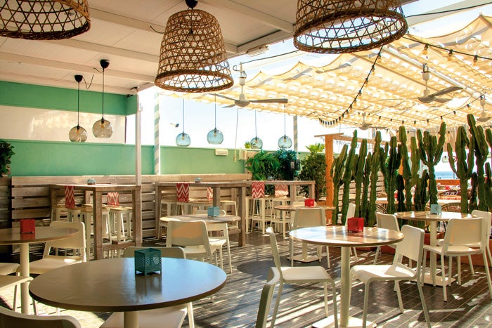 El chef valenciano José Manuel Miguel (con una estrella Michelin en Beat) está detrás de la oferta del restaurante favorito de la playa de la Fossa en Calpe, una carta que, como su terraza, mira al mar: pescados y mariscos son los protagonistas de una cocina informal, saludable y fresca, con un apartado de raw food (crudos) y otro de típicos platos españoles de verano, pero pasados por un tamiz internacional.