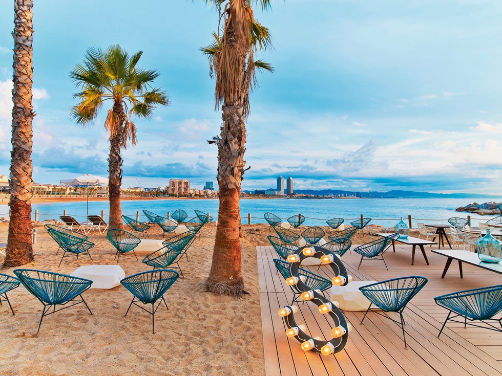 Hace ya una década que la silueta en forma de vela que el maestro Ricardo Bofill dibujó para el W Hotel de Barcelona cambió para siempre el perfil y el concepto del lujo de la Ciudad Condal. Salt, el restaurante y beach club –ubicado en parte en el interior del hotel, en parte sobre la arena de la playa de la Barceloneta–, será este verano el sitio perfecto para celebrar la llegada de este extraño verano. Abrirán a principios de julio, pero te recomendamos consultar la web para conocer todos los detalles y reservar. Su sugerente y refrescante propuesta culinaria se va a renovar este año con una dilatada carta de hamburguesas gourmet de influencias mediterráneas e internacionales, un aún más extenso repertorio de glaciales cócteles de autor y una irresistible oferta de aperitivos para compartir y postres. Todo tan informal como memorable.