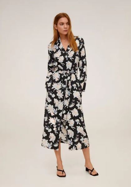 Doña Letizia también ha apostado por Mango en alguna ocasión. Por eso, hemos buceado en la firma para dar con este vestido camisero de rebajas, con estampado de flores, que perfectamente le podríamos ver puesto a la Reina (39,99 euros).