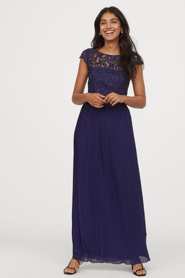 Vestido largo en azul marino con falda plisada y cuerpo de encaje, de H&M (49,99 euros).