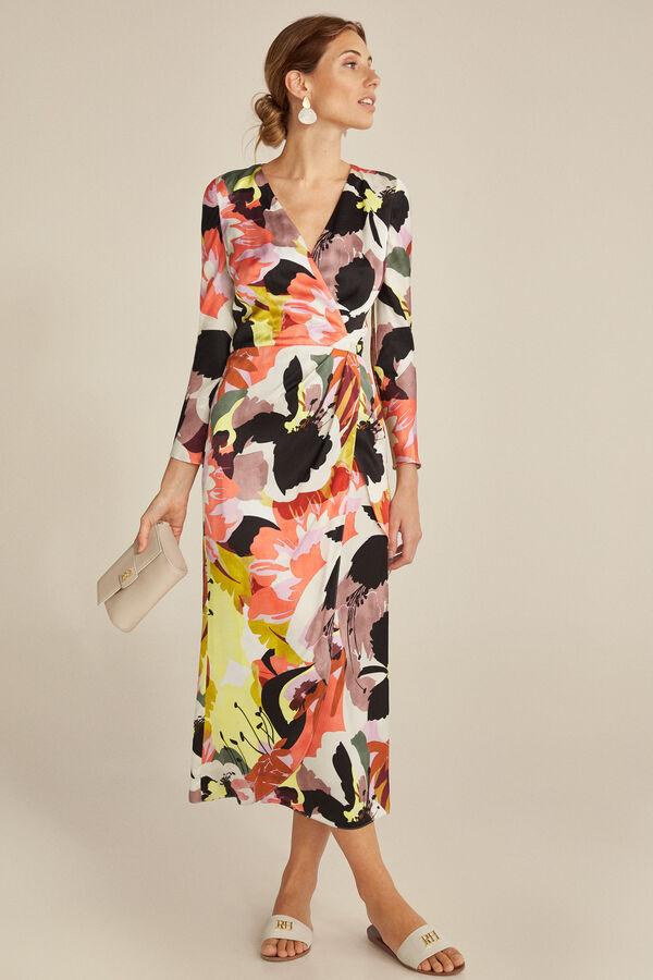 vestido largo cruzado de corte recto y estampado florar llamativo, de Pedro del Hierro disponible en Cortefiel (129 euros).