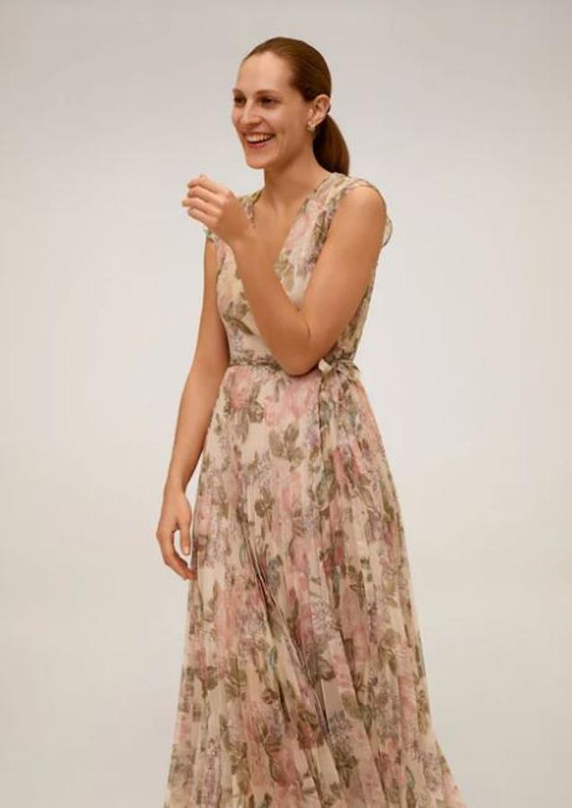 Vestido midi de flores en tonos pasteles con falda plisada, sin mangas y escote en pico, de Mango (39,99 euros).