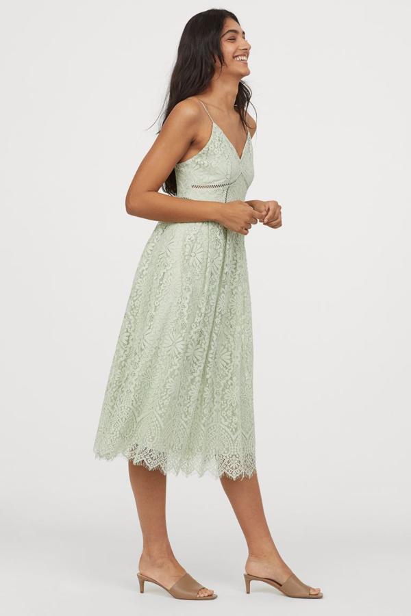 Vestido midi en color verde menta de encaje y tirantes, de H&M (34,99 euros).