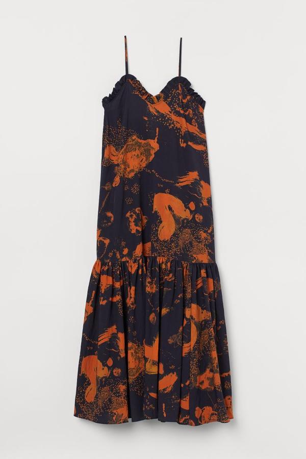 Vestido largo en tejido vaporoso de mezcla de lyocell Tencel con volante en el escote y un espectacular estampado abstracto. Lleva escote de pico delante, tirantes finos, maxiescote en la espalda con tira transversal de anudar y costura fruncida en la falda para un toque adicional de volumen (59,99 euros).