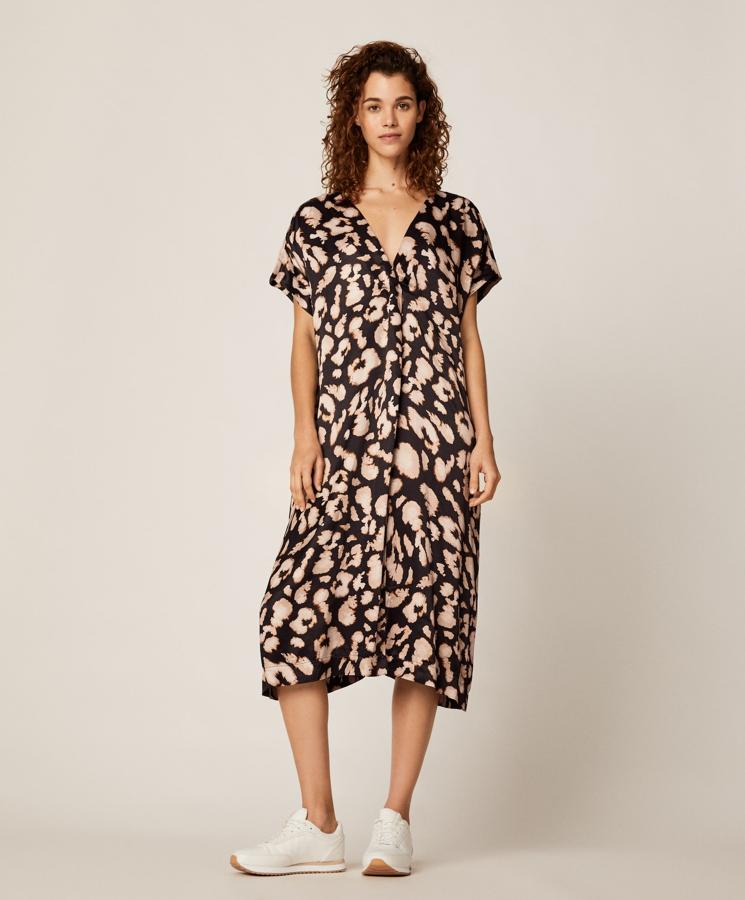 Además de los vestidos, los caftanes son una de las prendas que no pueden faltar en tu armario de verano. Este es estampado en animal print (39,99 euros).