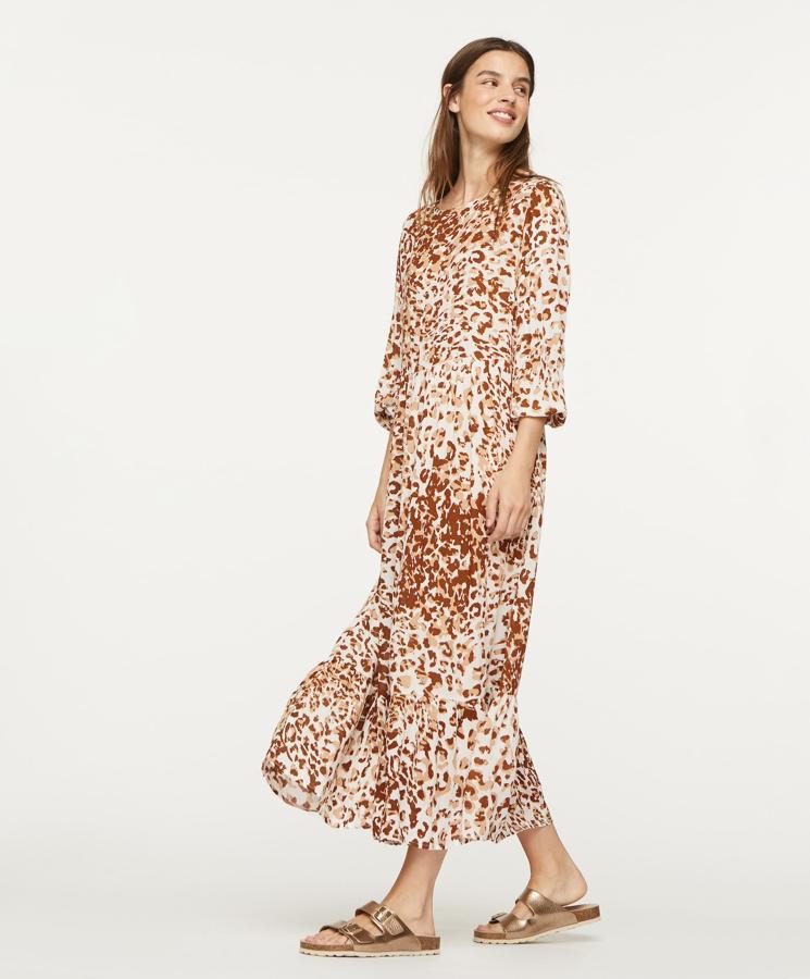 Vestido de corte sencillo, con estampado animal print pero en versión veraniega (35,99 euros).