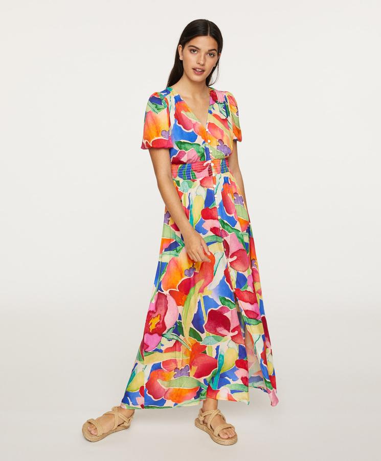 En verano apetece apostar por los estampados alegres. Este vestido es la opción perfecta, con un print multicolor que también puedes encontrar en  versión conjunto de top y pantalón  (39,99 euros).