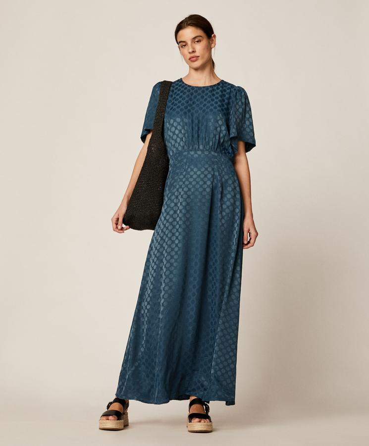 En tejido satinado, este vestido es perfecto para culquier ocasión, tanto de día como de noche. Un todoterreno que queremos comprar en las rebajas de Oysho (39,99 euros).