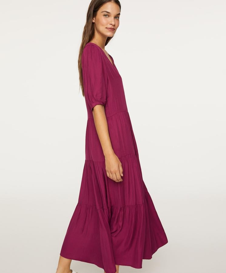 El perfecto vestido comodín, en un color que favorece a todo el mundo, y en tejido ligero para combatir las altas temperaturas (35,99 euros).
