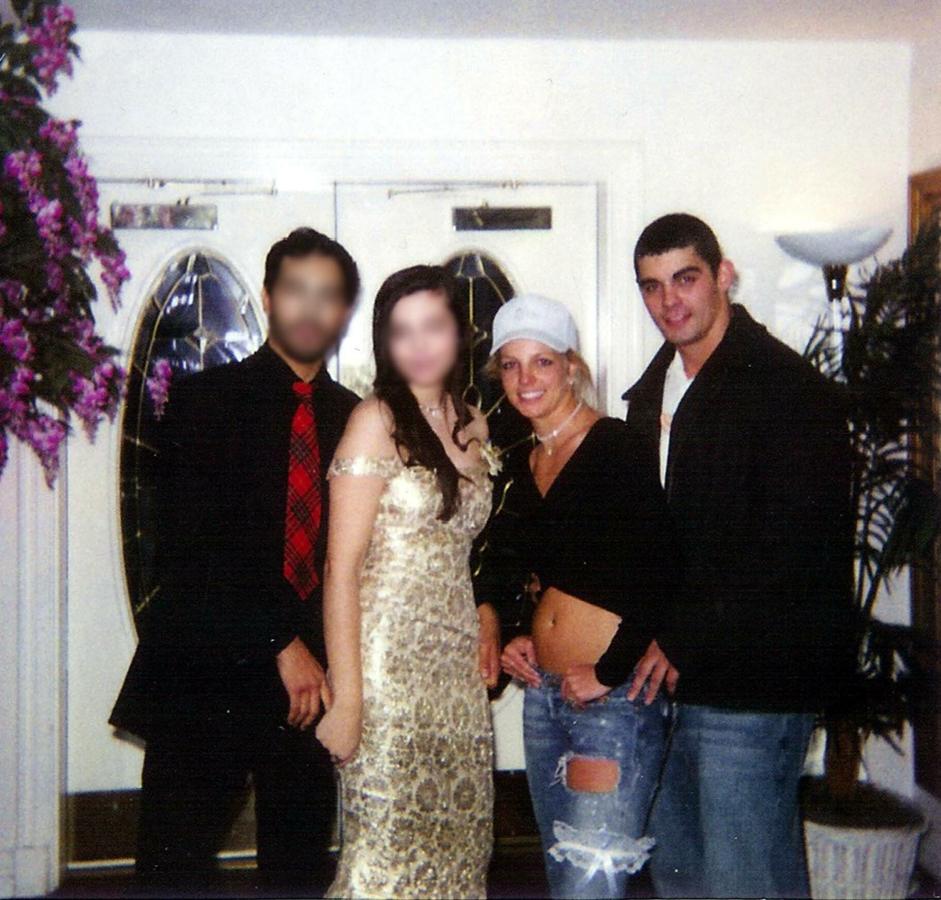 Se casaron en Las Vegas, en vaqueros y probablemente en un estado un tanto alterado, ya que no tardaron ni dos días en deshacer el entuerto, digo matrimonio. La diva del pop tenía 22 años (era 2004) y atravesaba su etapa más rebelde.