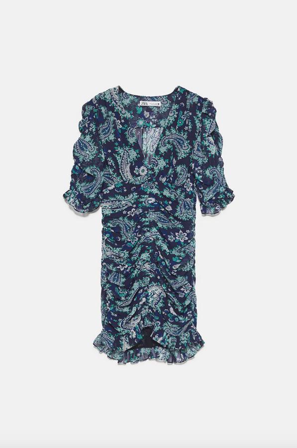 Con escote de pico y manga por debajo del codo, este bonito vestido en tonos azules y esmeralda tiene el bajo acabado en volante. De 39,95 euros ha pasado a costar 29,99 euros y está disponible entre las tallas XS y XXL.