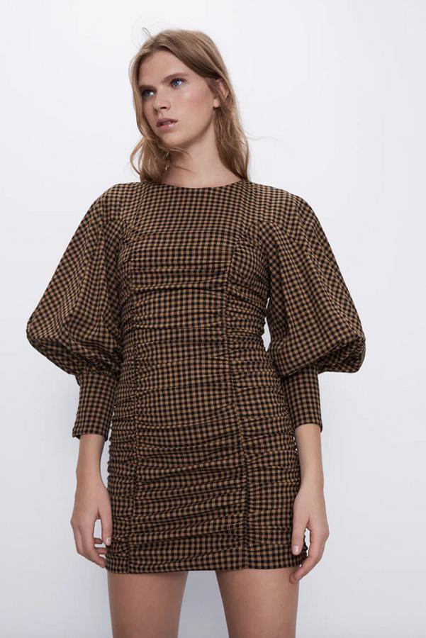 Estampado de cuadros en combinación de negro y arena para este vestido ajustado con cuello redondo y manga larga abullonada. De 29,95 euros ha pasado a costar 19,99 euros y está disponible entre las tallas XS y XXL.