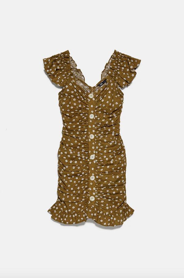 Con escote de pico y manga corta abullonada con volantes, este bonito vestido en color verde amarronado viene con pliegues elásticos y falsos botones combinados a contraste en el frontal. De 39,95 euros ha pasado a costar 29,99 euros y solo queda en la talla S.