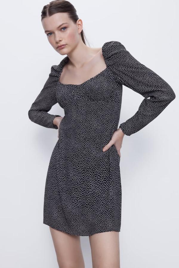 Escote amplio y manga larga abullonada en los hombros este vestido negro de lunares viene con cremallera en los puños. Pertenece a la colección sostenible de Zara y de 29,95 euros ha pasado a costar 12,99 euros, entre las tallas XS y XL.