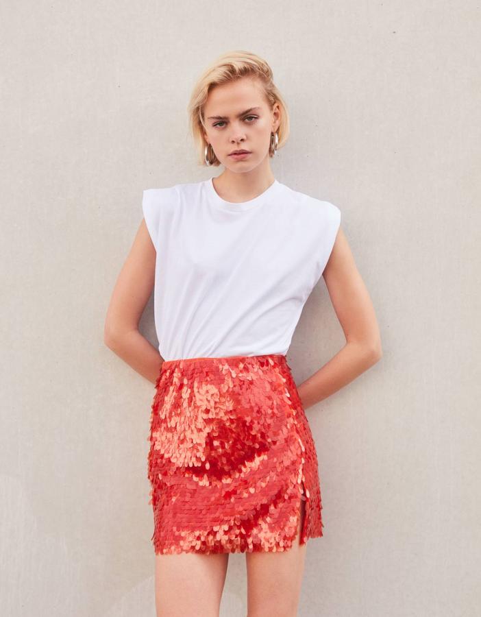 Minifalda de lentejuelas con apertura lateral, 17,99 €.