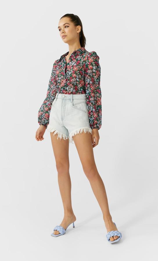 Una blusa de flores va con todo, con vaqueros, falda, shorts... Por eso no puedes dejar escapar este modelo de las rebajas de Stradivarius que cuesta 9,99 euros.