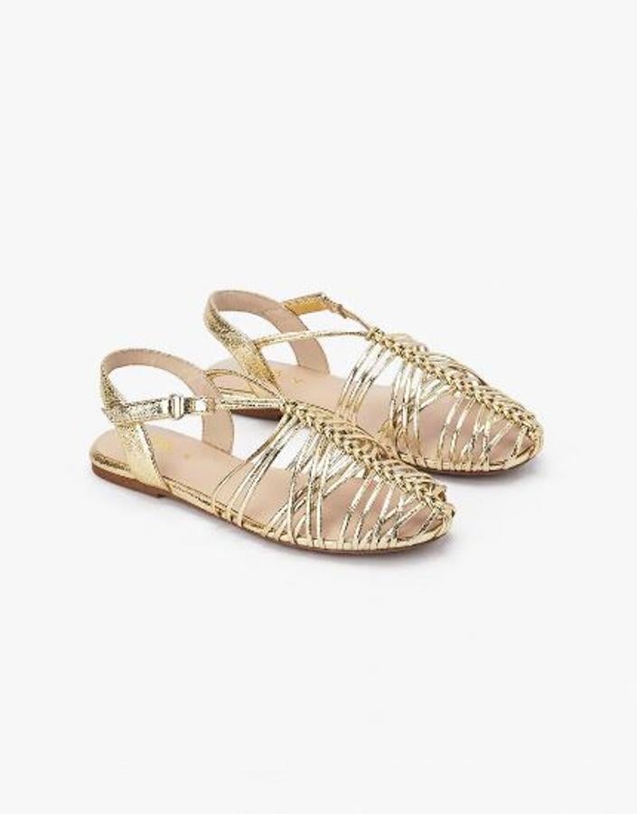 Sandalias grangrejeras doradas, rebajadas de 23,95 a 15,99 euros.