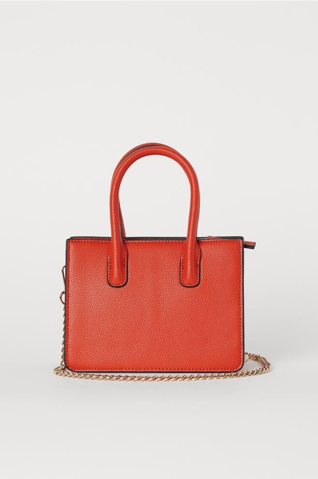 Bolso mini con cadena en tono naranja de H&M. Rebajado de 24,99 a 12,99 euros.