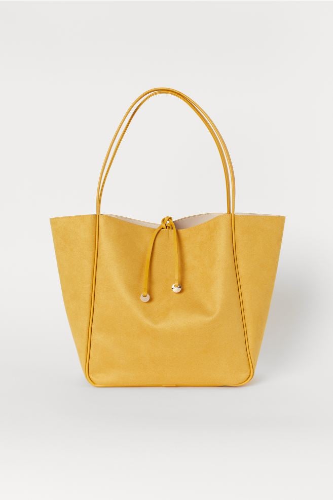 Bolso shopper en tono amarillo de H&M. Antes: 19,99 euros. Ahora: 7,99 euros.