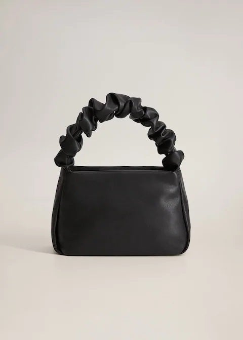 Bolso negro con asa frundica de Mango. Antes: 19,99 euros. Ahora: 9,99 euros.
